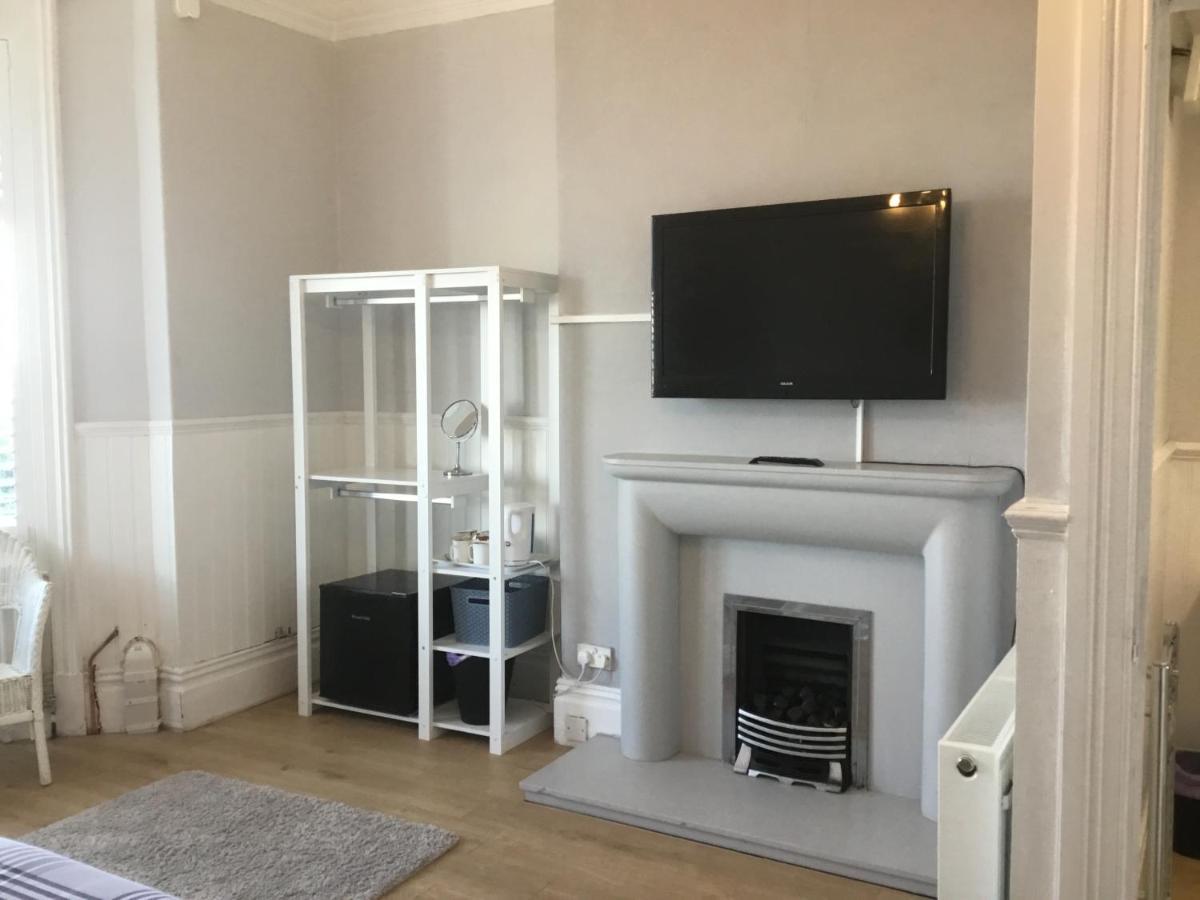 Cara Guesthouse Уитли Бей Екстериор снимка