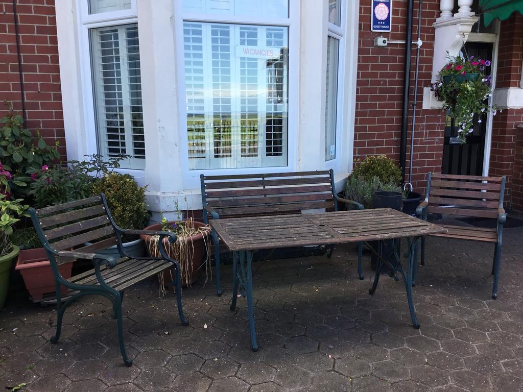 Cara Guesthouse Уитли Бей Екстериор снимка